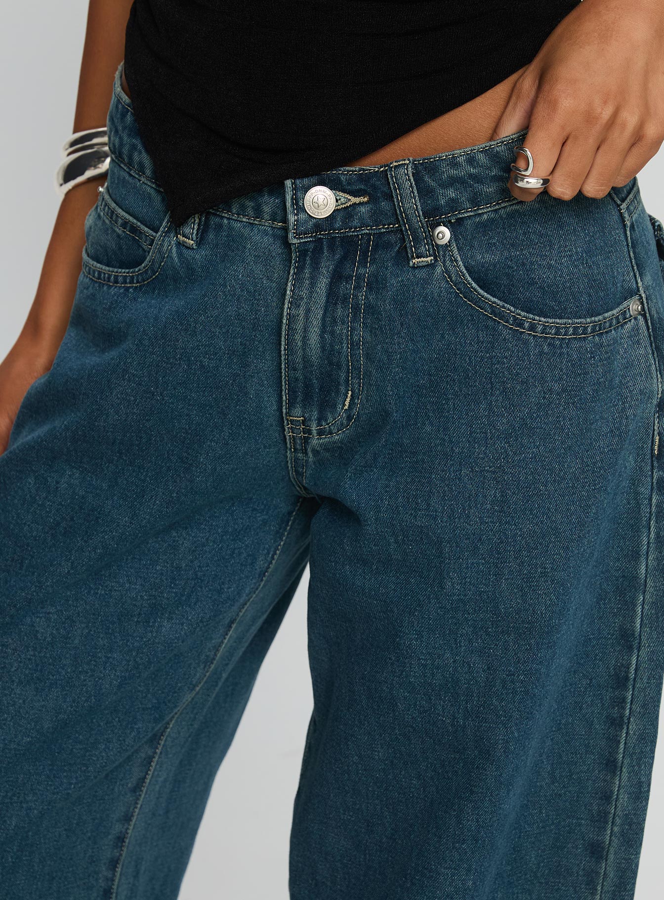 Juda Mid Rise Barrel Leg Jeans Mid Blue Wash