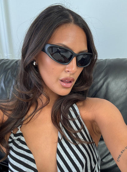 Huxlee Curved Sunglasses Black